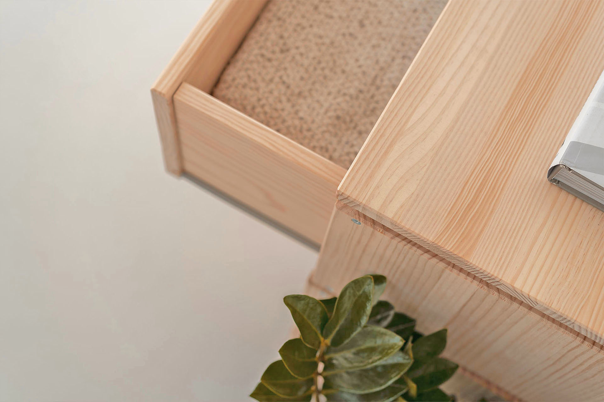 Imagen de ambiente 2 para:Cajonera peque&ntilde;a de madera natural